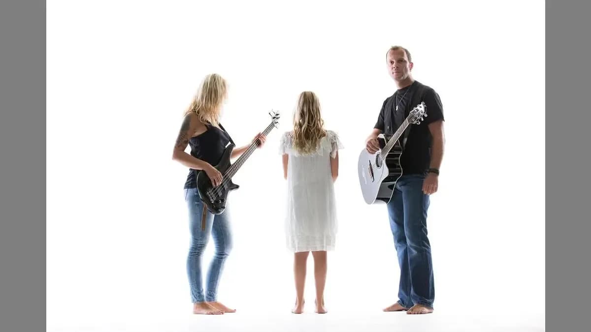 Veranstaltungsplakat: AN EVENING FOR OUR CHILDREN – Bruce Cradle & Friends präsentieren: Charity Juke Box AN EVENING FOR OUR CHILDREN – Bruce Cradle & Friends präsentieren: Charity Juke Box